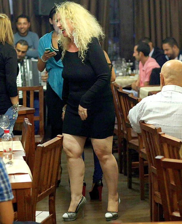 
    Oana Lis are acum nişte  picioare foarte dolofane (FOTOGRAFII: Casa cu dor)  