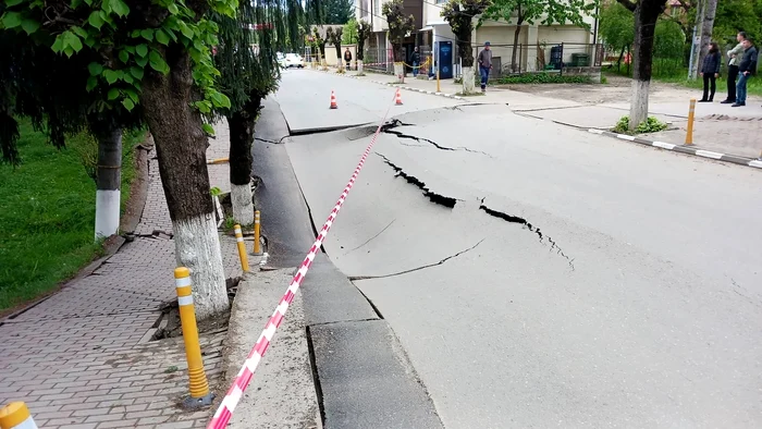 Stradă surpată în Slănic Prahova. FOTO: IGSU