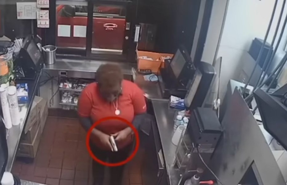 Momentul în care angajata unui fast-food trge cu pistolul spre un client care se plângea că nu a primit cartofi VIDEO