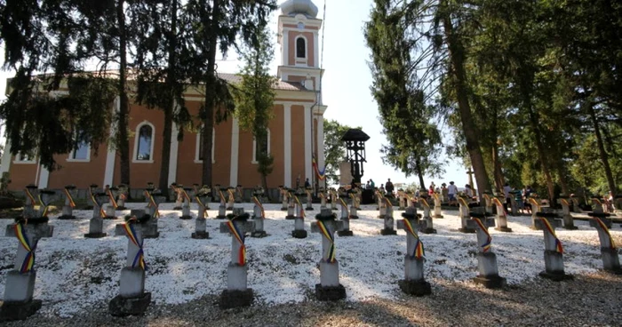 Intrarea în cimitirul din Ţebea a fost tarifată la 20 de lei. FOTO: Daniel Guţă. ADEVĂRUL.