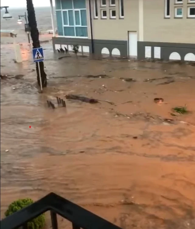 Meteorologii spanioli au emis cod portocaliu, cod pe care îl vor menţine şi pentru următoarele 24 de ore pentru unele zonele metropolitane. FOTO: Facebook