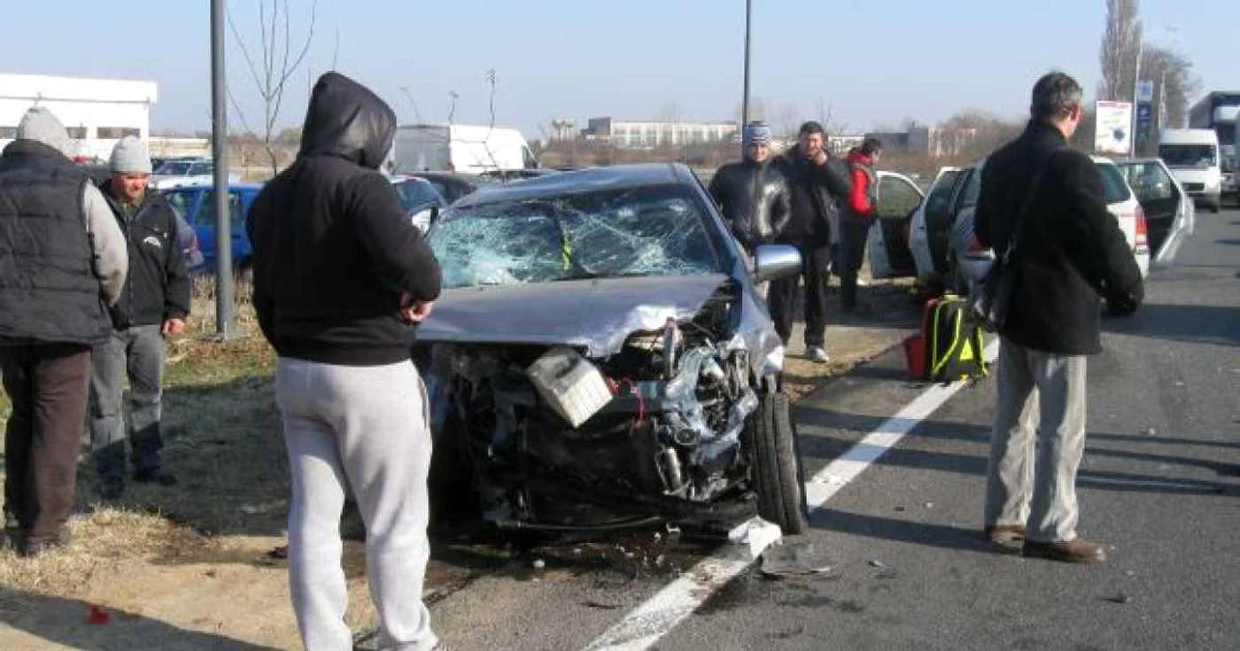 Şoferul vinovat a declarat că nu s-a asigurat, iar din această cauză a lovit autospeciala