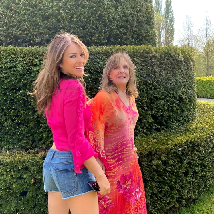 Elizabeth Hurley și mama sa au profitat de razele soarelui