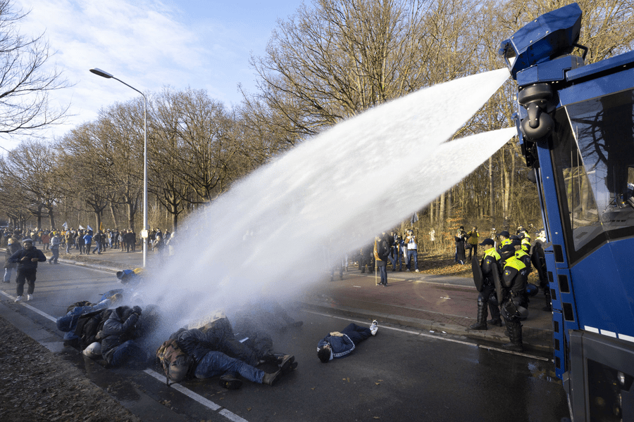 Aproximativ 700 de persoane au fost reținute în timpul protestului activiștilor de mediu de la Haga