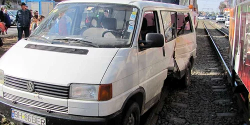Maşină lovită de tramvai
