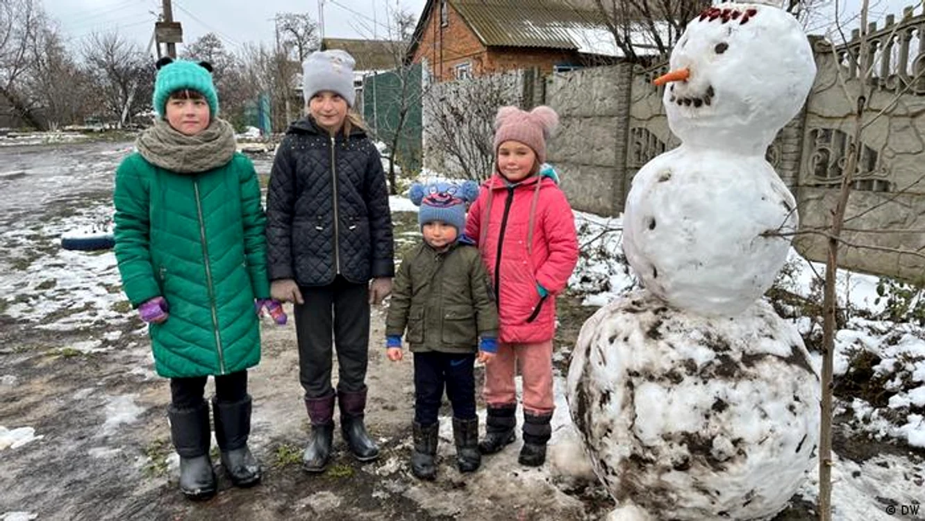 Primul om de săpadă din acest an - Polina şi prietenele ei într-un sat din regiunea Harkov