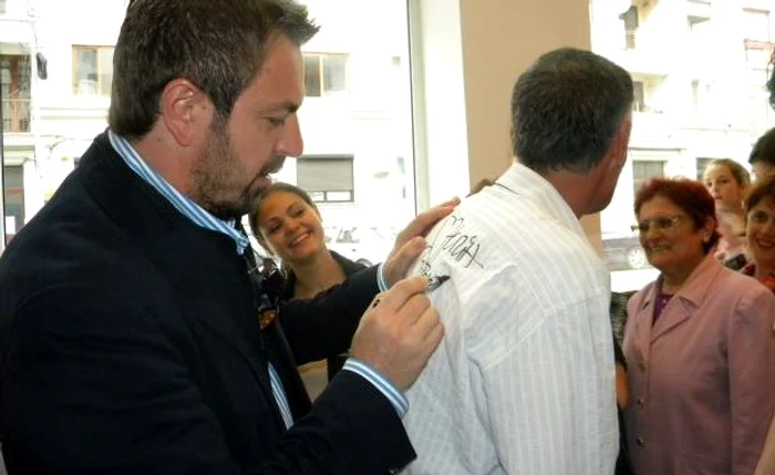 Un ploieştean i-a cerut lui Horia un autograf direct pe cămaşă