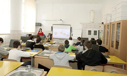 Acesta este laboratorul pentru fizică, chimie și biologie jpeg