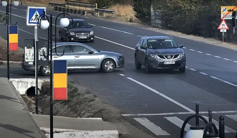 Nervi pe E85. Un șofer care voia să iasă în șosea a intrat într-o mașină care avea prioritate VIDEO