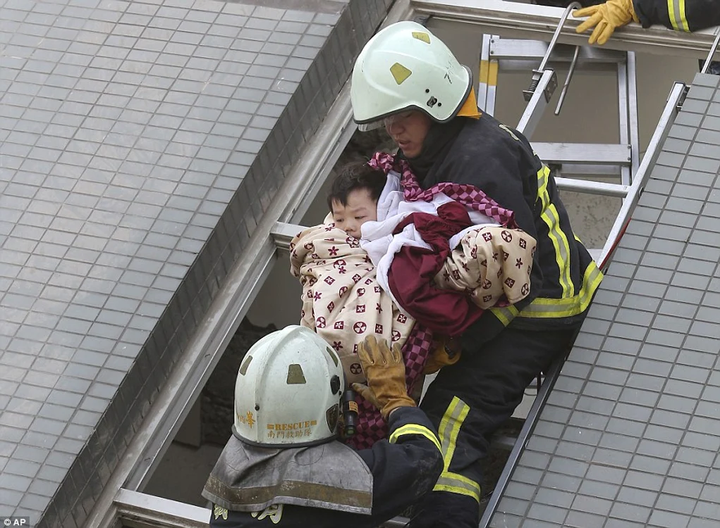 Un rănit scos de sub dărâmături este transportat la spitalFoto: AP