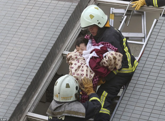 Un rănit scos de sub dărâmături este transportat la spitalFoto: AP