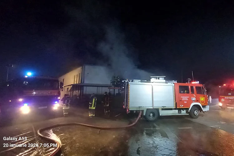 Incendiu violent, cu degajări mari de fum, la un abator din Harghita. Un angajat şi un pompier au ajuns la spital