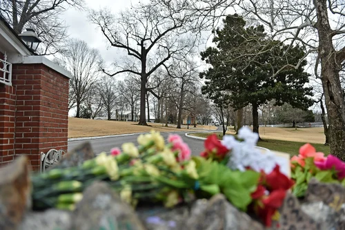 Oamenii o omagiază pe Lisa Marie la Graceland