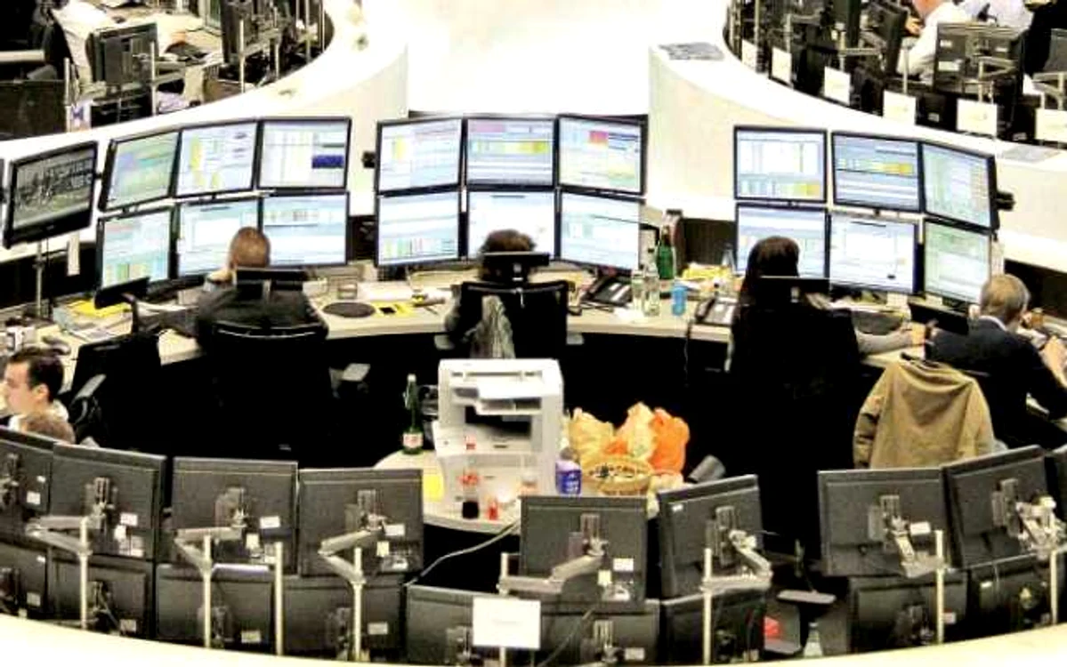 Când tranzacţionează pe pieţele financiare internaţionale, românii mizează pe valute şi indici bursieri