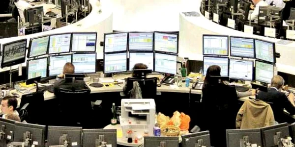 Când tranzacţionează  pe pieţele financiare internaţionale, românii mizează pe valute şi indici bursieri