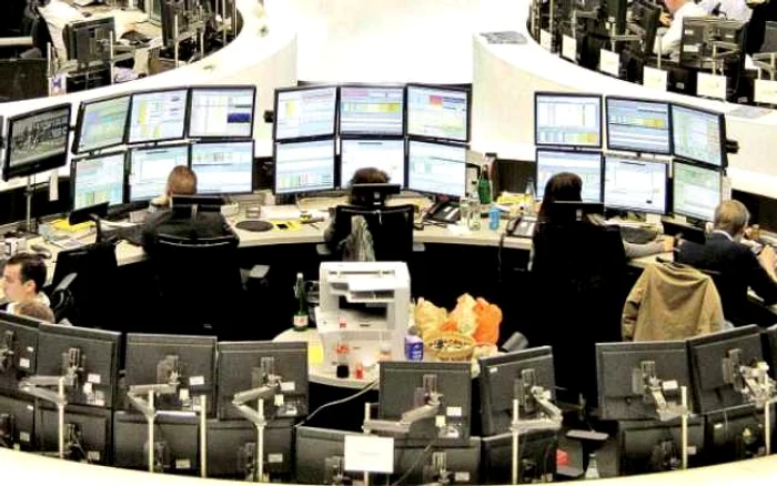 Când tranzacţionează pe pieţele financiare internaţionale, românii mizează pe valute şi indici bursieri