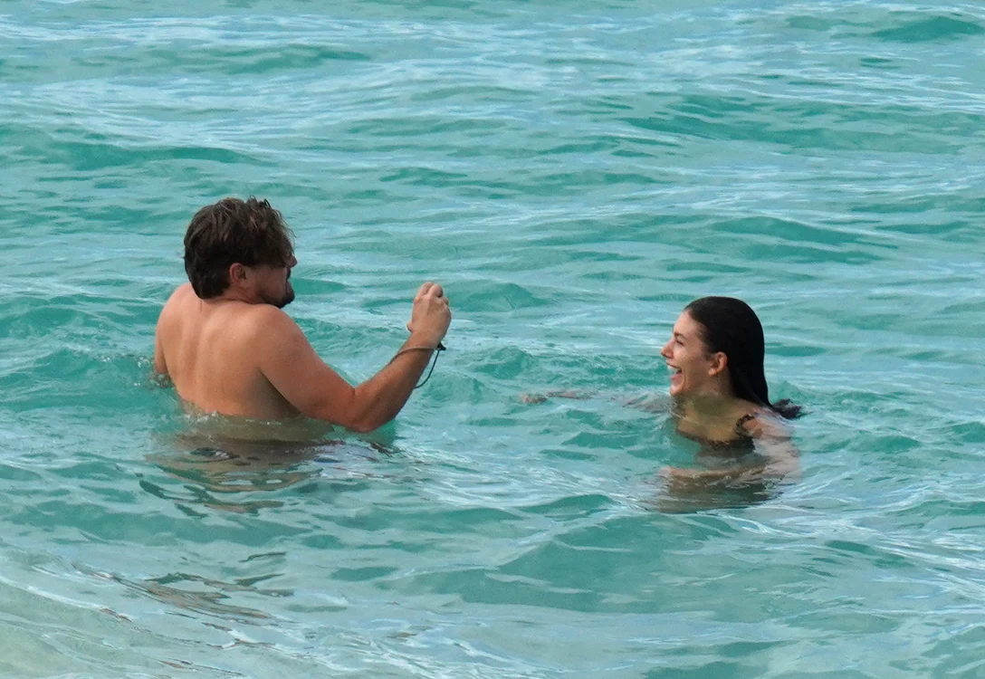 Leonardo Dicaprio și iubita tinerică au fost fotografiați pe plajăFoto: Profimedia