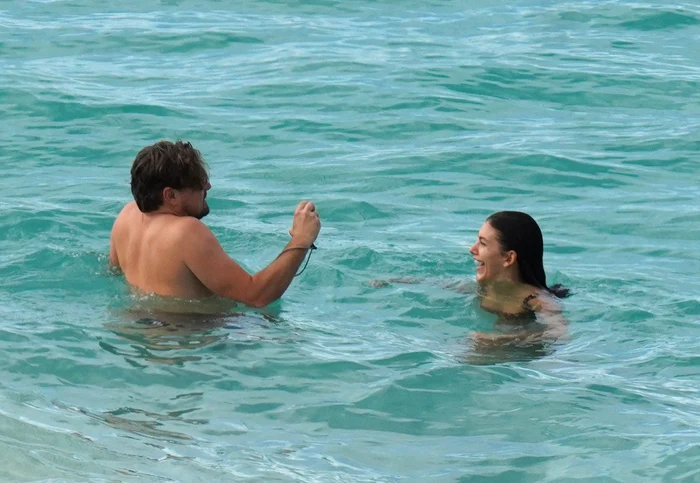 
    Leonardo Dicaprio și iubita tinerică au fost fotografiați pe plajăFoto: Profimedia  