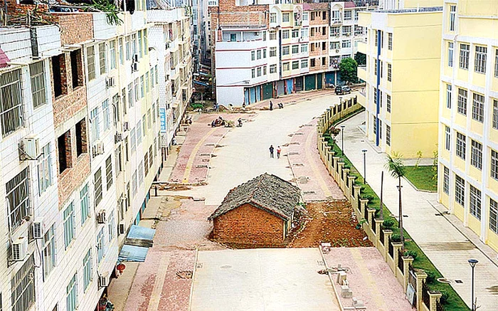 
    Gospodăria chinezului se află pe stradă  