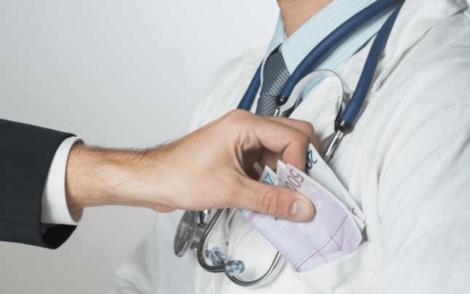 De ce fenomenul „plicul la medic“ este răspândit în toată Europa