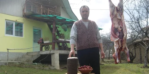 Mihai Zafiu spune că brânza în coajă de brad este un produs tradițional în Asău.