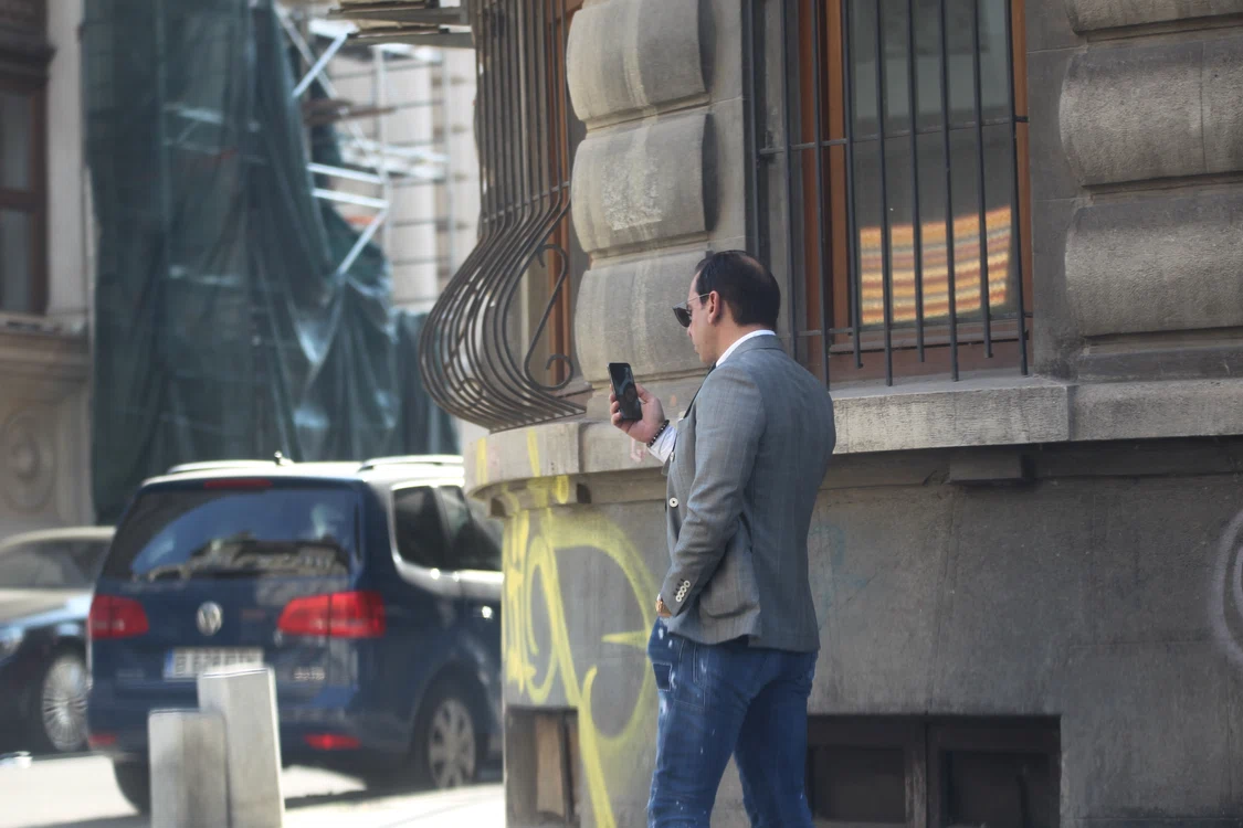 Vorbeşte la telefon pe Facetime cu o brunetă superbă, tolănită în pat
