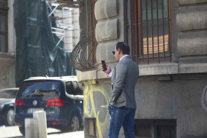 Vorbeşte la telefon pe Facetime cu o brunetă superbă, tolănită în pat