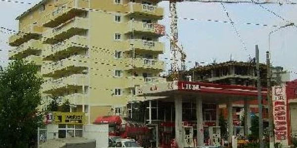 Ofertă "specială" în Bucureşti: bloc cu benzinărie la scară