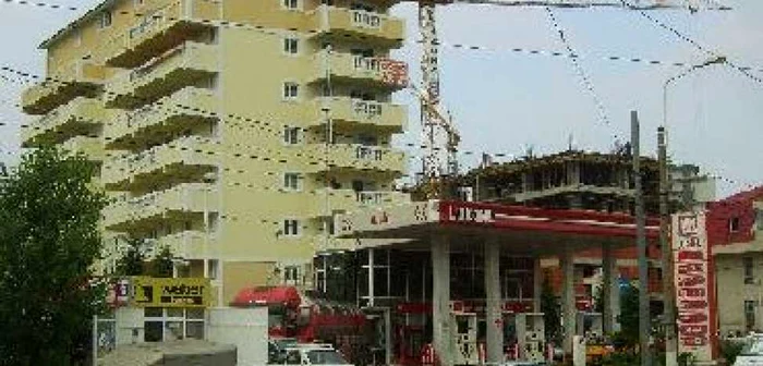 Ofertă "specială" în Bucureşti: bloc cu benzinărie la scară