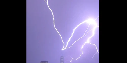 Imagini spectaculoase cu Freedom Tower din New York lovit de fulger FOTO Captură Video png