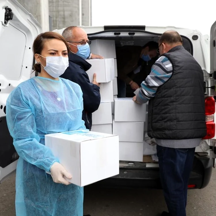
    Alexandra Dobre, directorul CSMB, le-a dus anul trecut pensionarilor cutii cu măști, dezinfectați și produse de bazăFoto: CSMB  