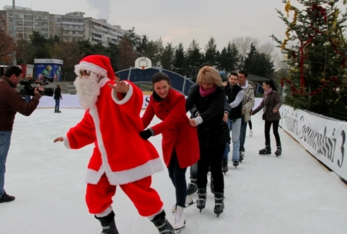 
    La deschiderea patinoarului a fost prezent chiar şi Moş Crăciun  