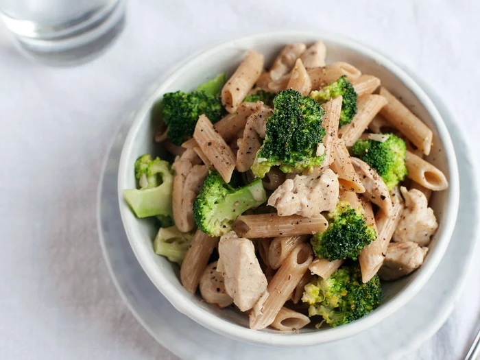 Penne cu pui si broccoli jpeg