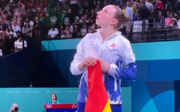 Ana Maria Bărbosu, urmărind tabela cu punctajele afișate. CAPTURA TVR