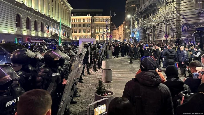Susținătorii lui Georgescu s-au ciocnit cu jandarmii în fața sediului BEC
