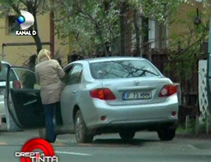 Cătălina a fost surprinsă la volanul automobilului Mădălinei Manole (Foto: captură video Kanal D)