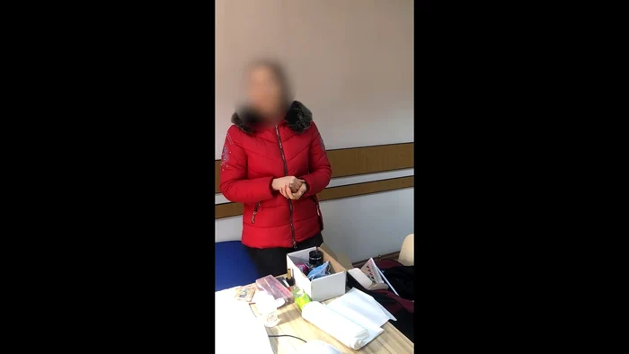 Manichiurista și ustensilele cu care venise la primăria din Balcani FOTO captură video