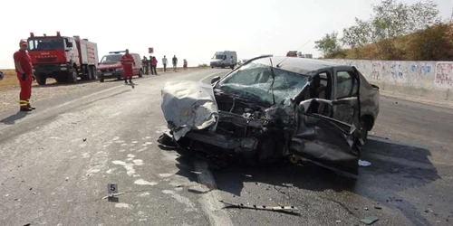 Impactul dintre Logan şi cisternă a fost devastator pentru maşina din urmă