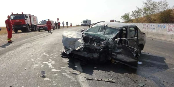Impactul dintre Logan şi cisternă a fost devastator pentru maşina din urmă
