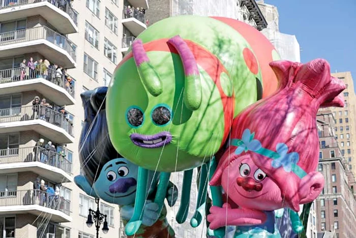 Newyorkezii au  urmărit parada şi  de la balcoane 