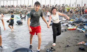 Sute de migranți au trecut din Maroc în enclava spaniolă Ceuta FOTO Profimedia