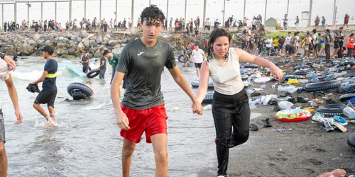 Sute de migranți au trecut din Maroc în enclava spaniolă Ceuta FOTO Profimedia