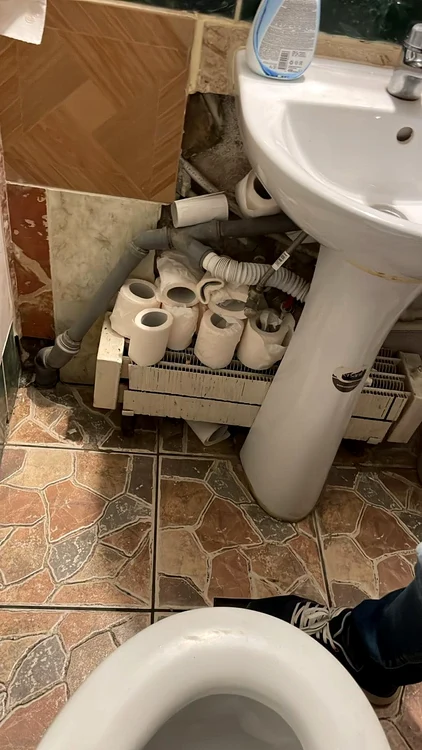 A găsit o mizerie cruntă la cazare / foto: Facebook