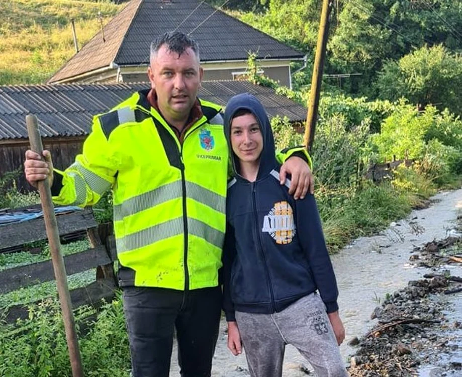 Vlăduţ a avut prezenţă de spirit şi şi-a alertat vecinii. Foto: Facebook/ Sergiu Simina