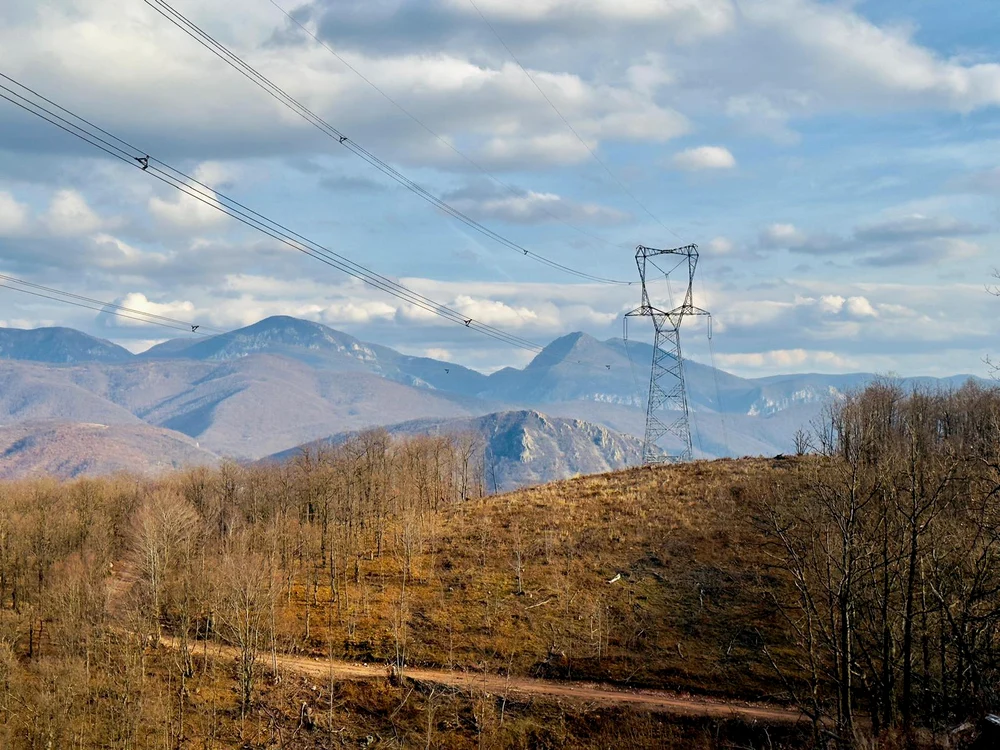 Linie electrică aeriană într-o zonă muntoasă
