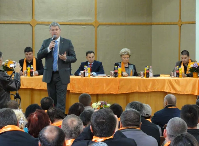 Cătălin Predoiu (microfon) a fost ales de pedeliştii olteni să le fie candidat la prezidenţiale... (Foto: Adevărul)