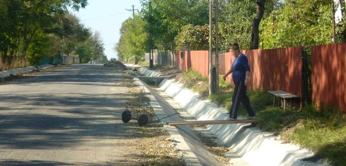 Locuitorii comunei Roma primesc bani ca să îşi construiască podeţe FOTO Cosmin Zamfirache