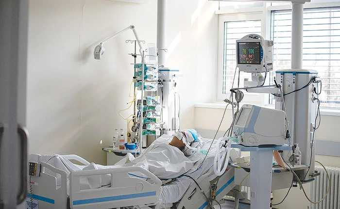 În România, la ATI sunt internaţi 946 de pacienţi. Foto: EPA-EFE