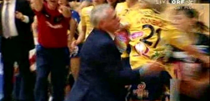 HANDBAL: Antrenorul care a împiedicat o jucătoare să dea gol în Liga Campionilor, a demisionat VIDEO