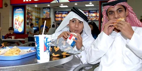 Locuitorii din Quatar sunt înnebuniți după mâncarea de tip fast food FOTO: Captură „The Daily Mail”